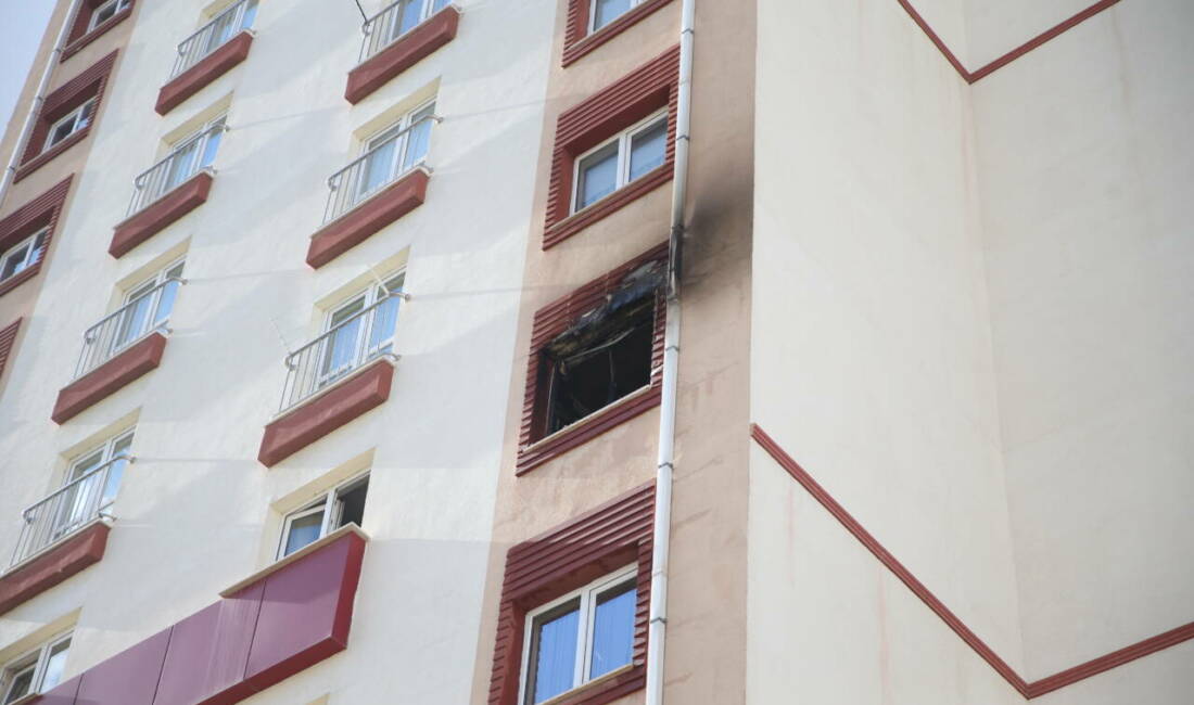 Niğde'de apartman dairesinde çıkan yangın, itfaiye ekiplerince söndürüldü.