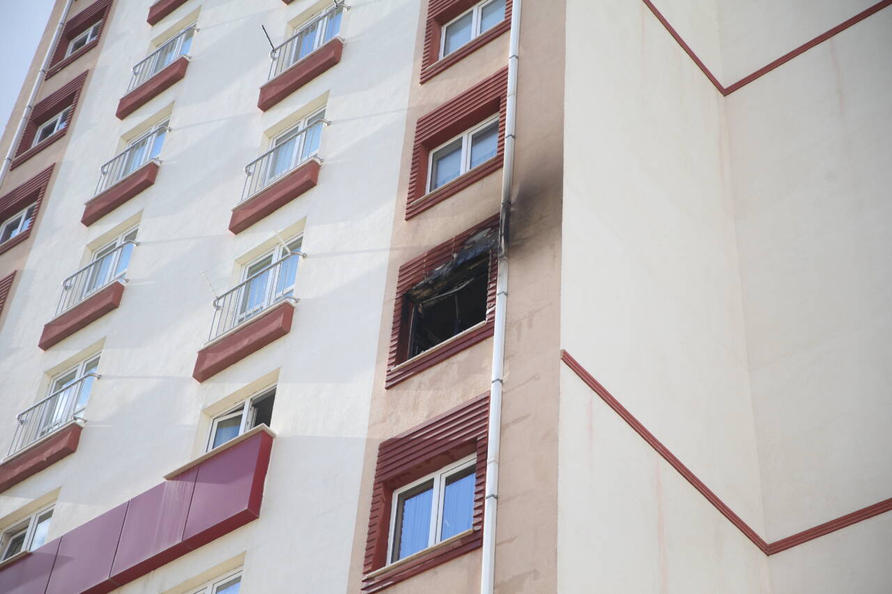 Niğde'de apartman dairesinde çıkan yangın, itfaiye ekiplerince söndürüldü.