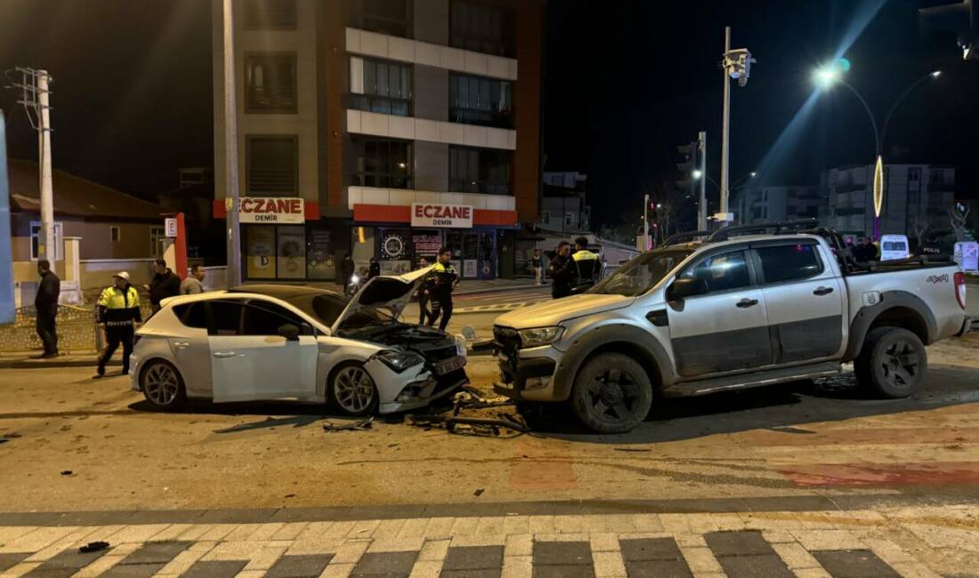 Karaman'da pikap ile otomobilin çarpıştığı kazada 6 kişi yaralandı.