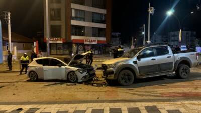 Karaman'da pikap ile otomobilin çarpıştığı kazada 6 kişi yaralandı.