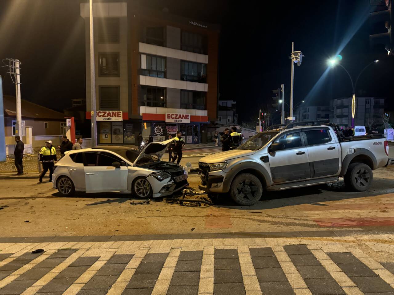 Karaman'da pikap ile otomobilin çarpıştığı kazada 6 kişi yaralandı.