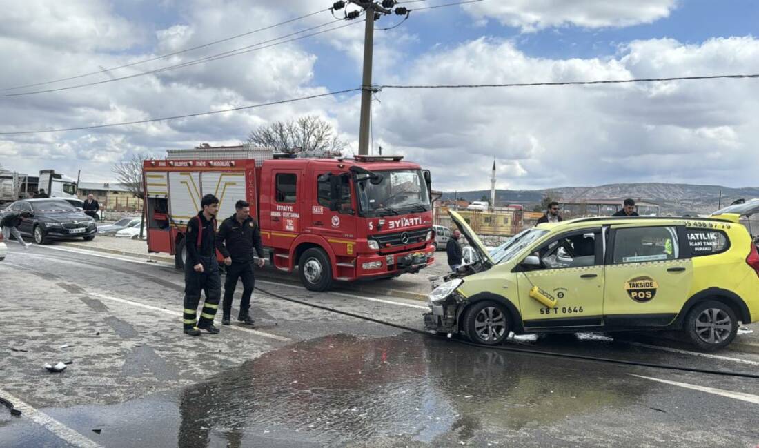 Sivas'ta dün taksi ile otomobilin çarpıştığı kazada yaralanan ve aralarında