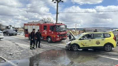 Sivas'ta dün taksi ile otomobilin çarpıştığı kazada yaralanan ve aralarında