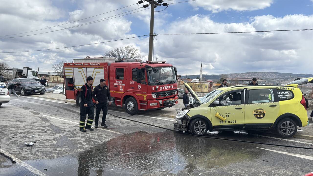 Sivas'ta dün taksi ile otomobilin çarpıştığı kazada yaralanan ve aralarında