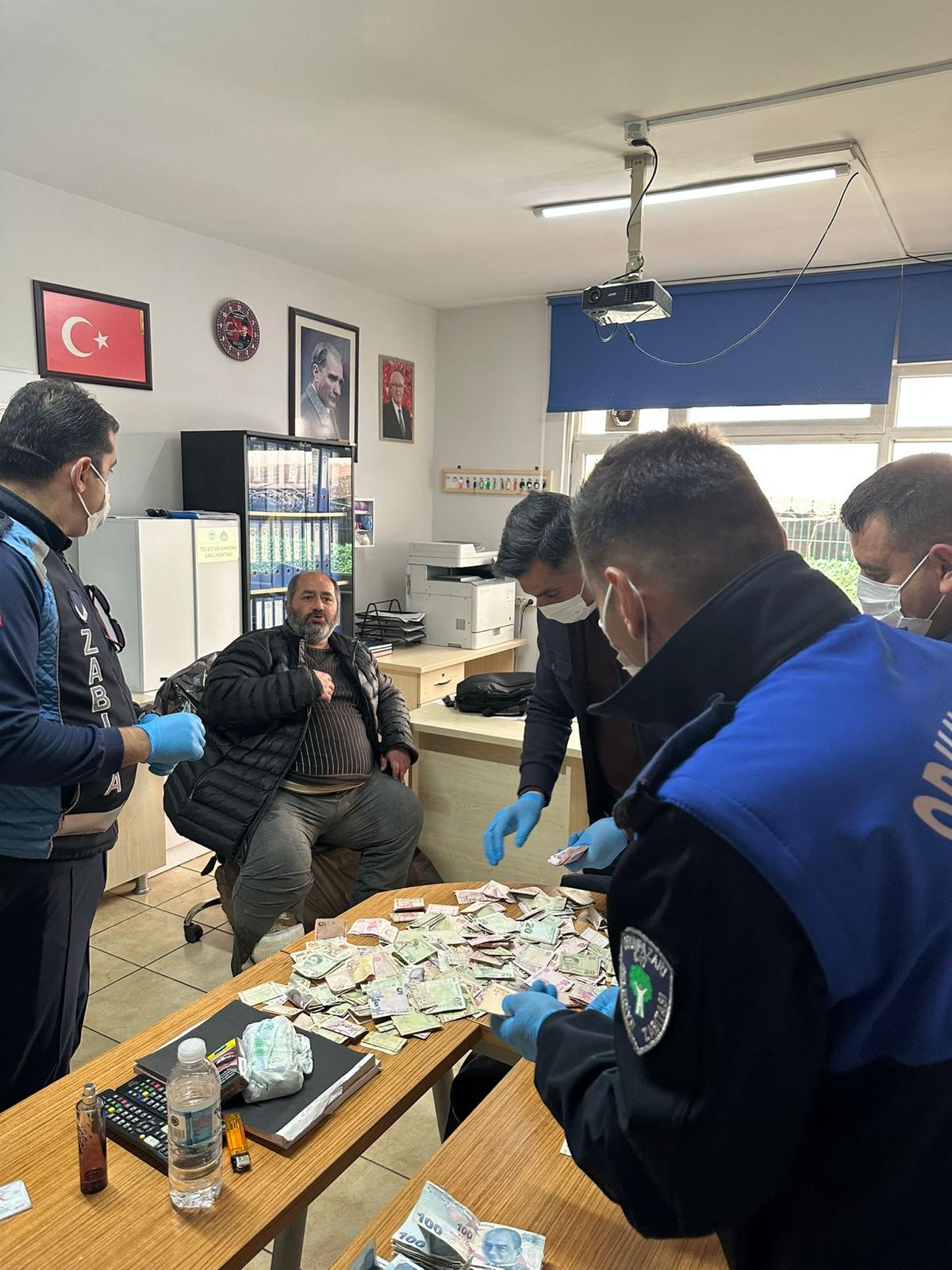 Eskişehir'in Odunpazarı ilçesinde zabıta ekiplerince yakalanan dilencinin üzerinden 30 bin
