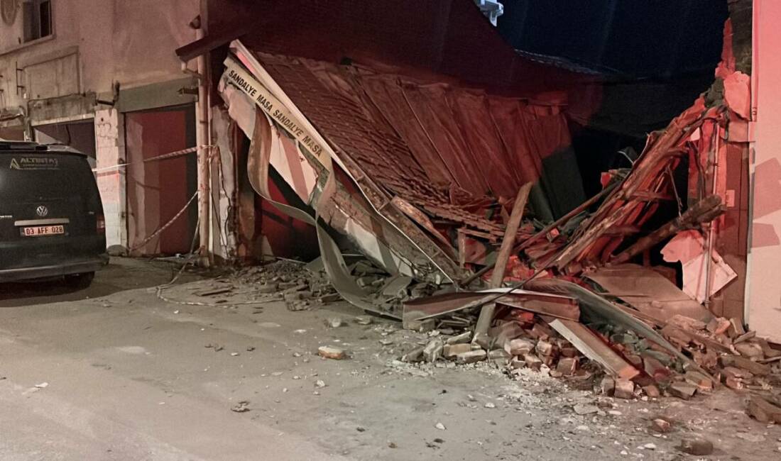 Eskişehir'in Odunpazarı ilçesindeki bir metruk iş yerinin bir kısmı kendiliğinden