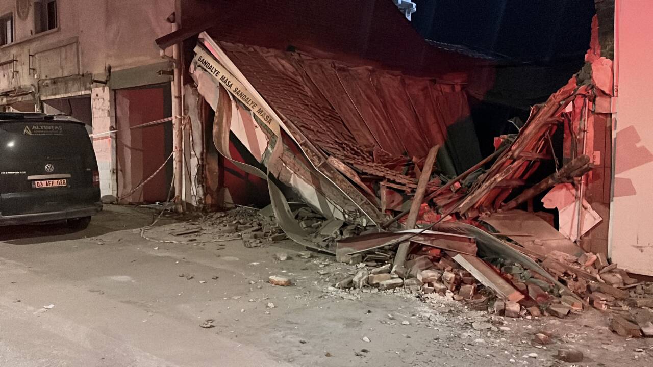 Eskişehir'in Odunpazarı ilçesindeki bir metruk iş yerinin bir kısmı kendiliğinden