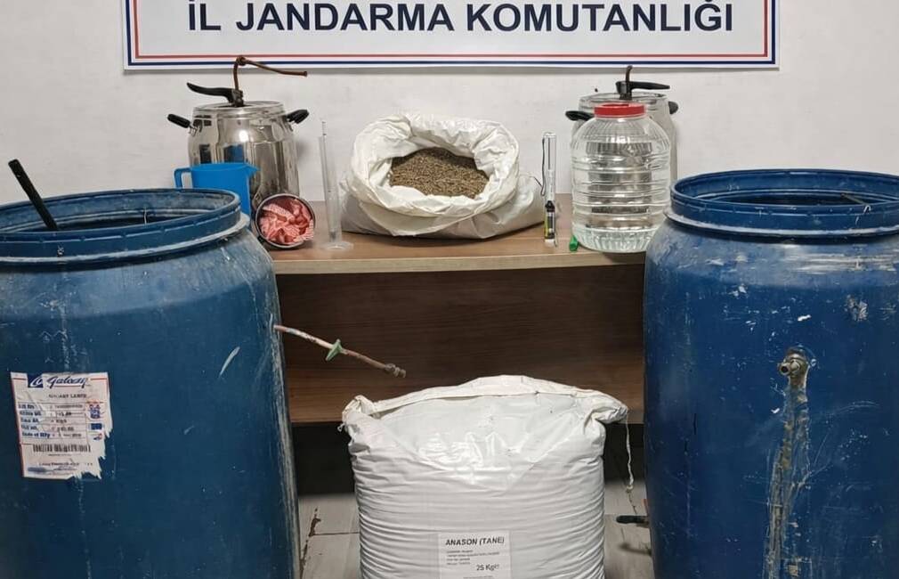 Kırşehir'de düzenlenen operasyonda 30 kilo anason, 10 litre sahte içki