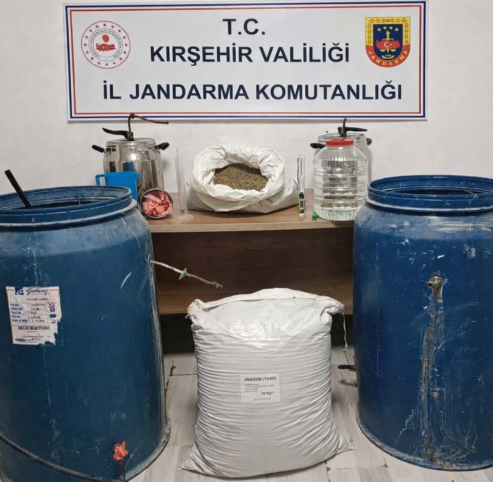 Kırşehir'de düzenlenen operasyonda 30 kilo anason, 10 litre sahte içki