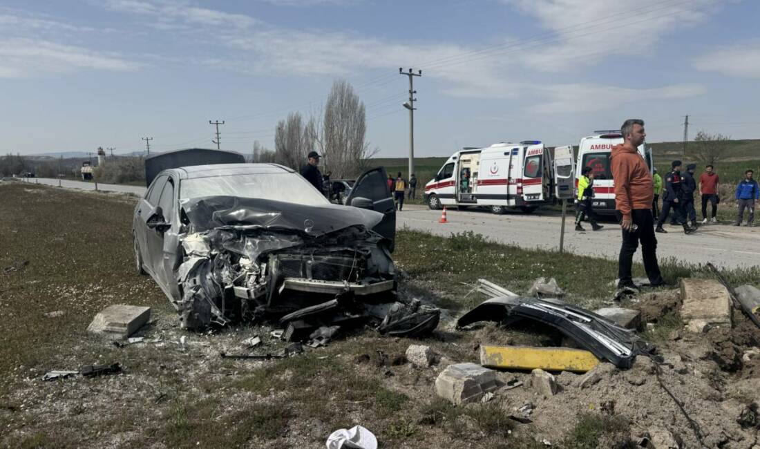 Çankırı'da iki otomobilin çarpışması sonucu 4 kişi yaralandı.