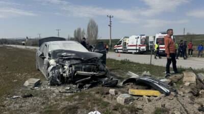 Çankırı'da iki otomobilin çarpışması sonucu 4 kişi yaralandı.