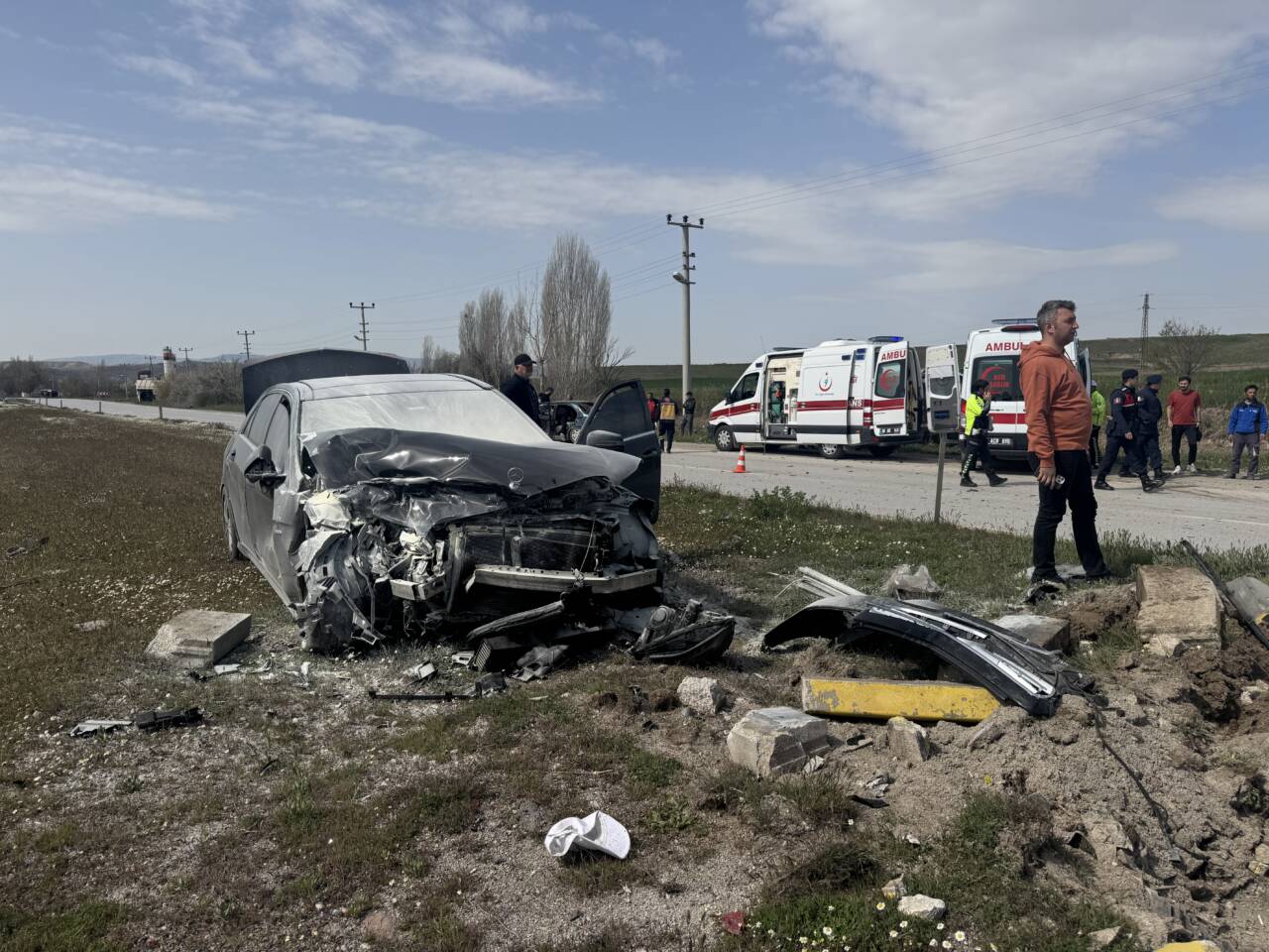 Çankırı'da iki otomobilin çarpışması sonucu 4 kişi yaralandı.