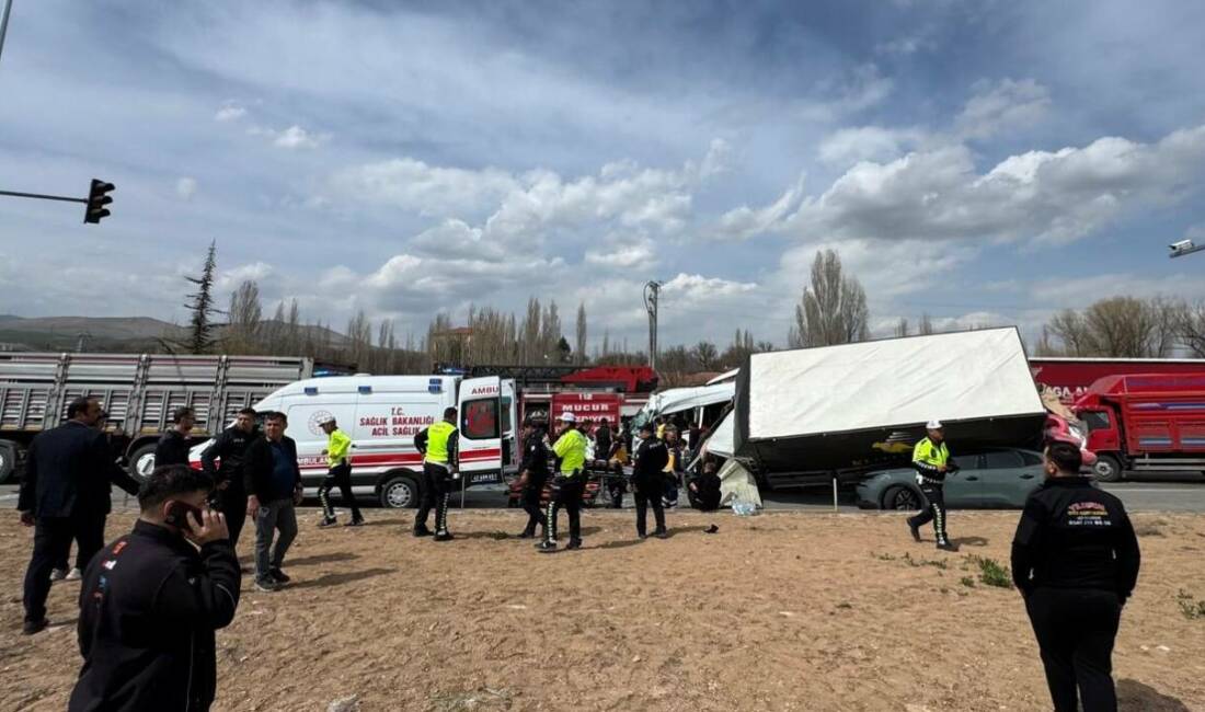 Kırşehir'de kamyonetle otomobilin çarpışması sonucu yaralanan 5 kişi tedavi altına