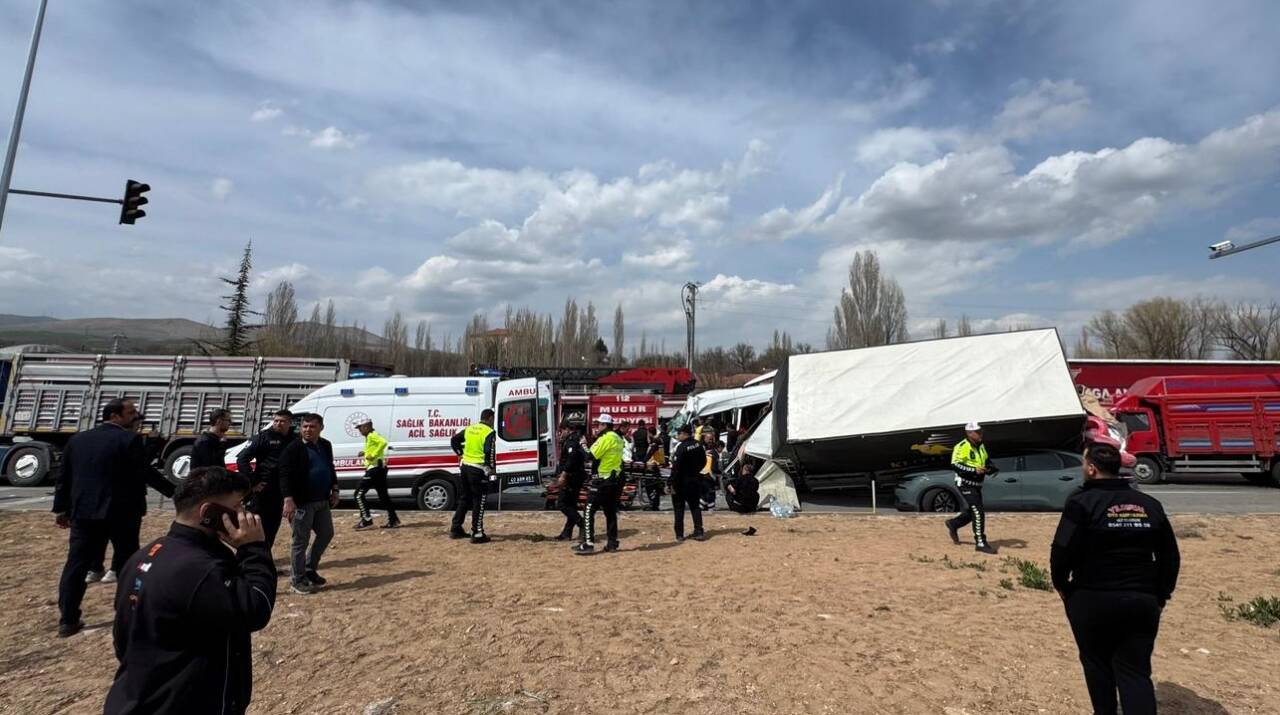 Kırşehir'de kamyonetle otomobilin çarpışması sonucu yaralanan 5 kişi tedavi altına
