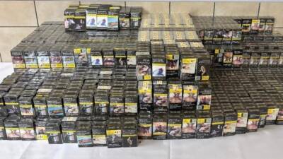 Kırşehir'de bir markette 1605 paket gümrük kaçağı sigara ele geçirildi.