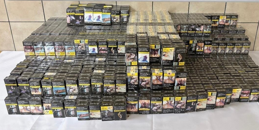Kırşehir'de bir markette 1605 paket gümrük kaçağı sigara ele geçirildi.