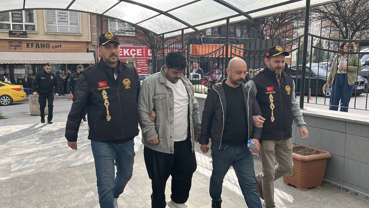  Eskişehir'in Tepebaşı ilçesinde 2 grup arasında çıkan kavgada 5 kişi