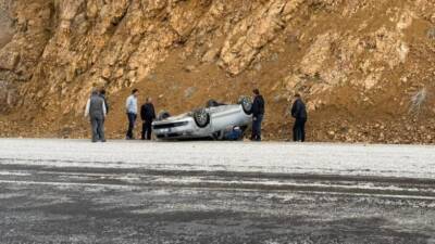 Sivas'ın İmranlı ilçesinde otomobilin devrilmesi sonucu biri çocuk 3 kişi