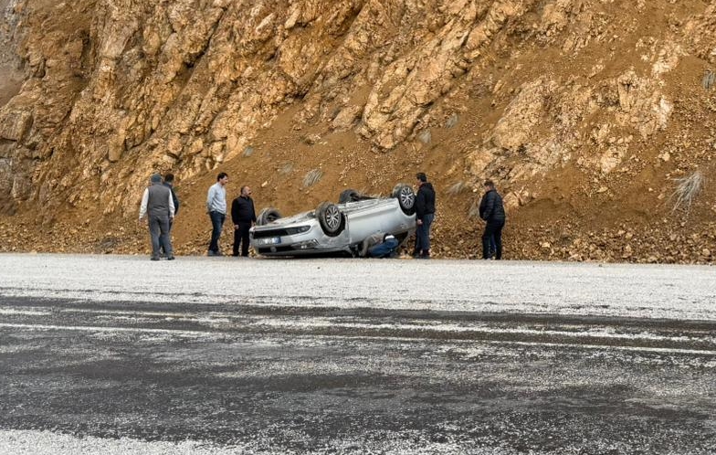 Sivas'ın İmranlı ilçesinde otomobilin devrilmesi sonucu biri çocuk 3 kişi