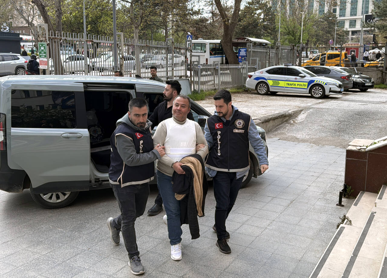 Kırıkkale'nin Karakeçili ilçesinde, garajda tüfekle belediye çalışanını öldüren şüpheli, saklandığı