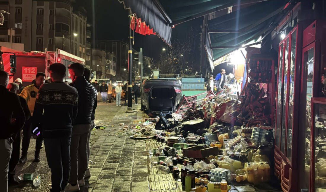 Sivas'ta devrilen otomobilin çarptığı 2 iş yerinde hasar meydana geldi.