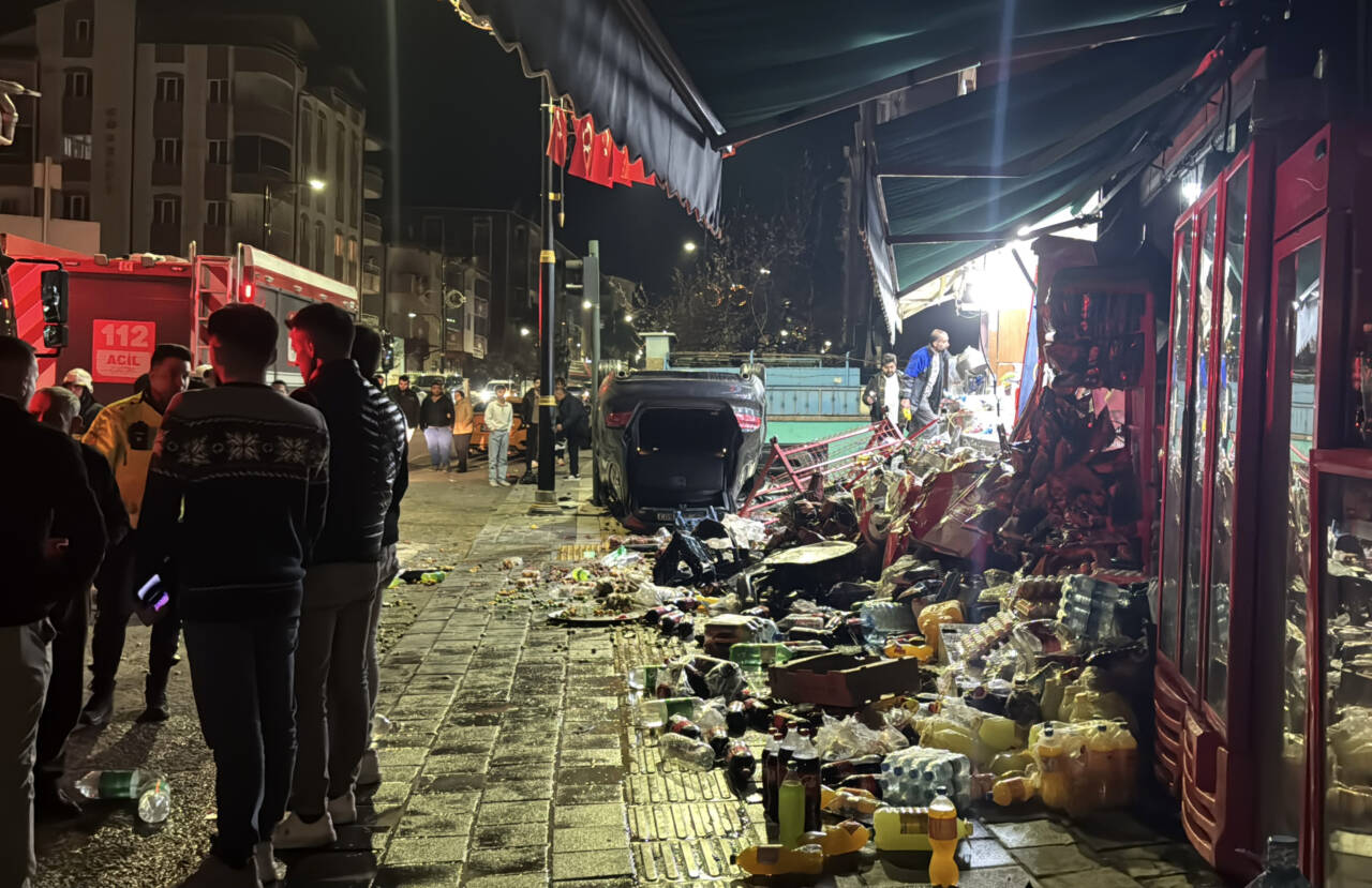 Sivas'ta devrilen otomobilin çarptığı 2 iş yerinde hasar meydana geldi.