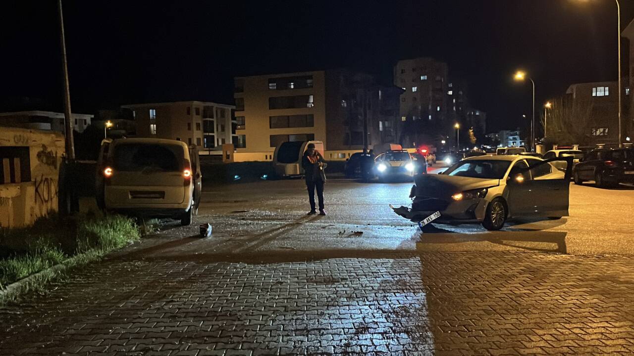 Eskişehir’in Tepebaşı ilçesinde iki aracın çarpıştığı kazada 1 kişi yaralandı.