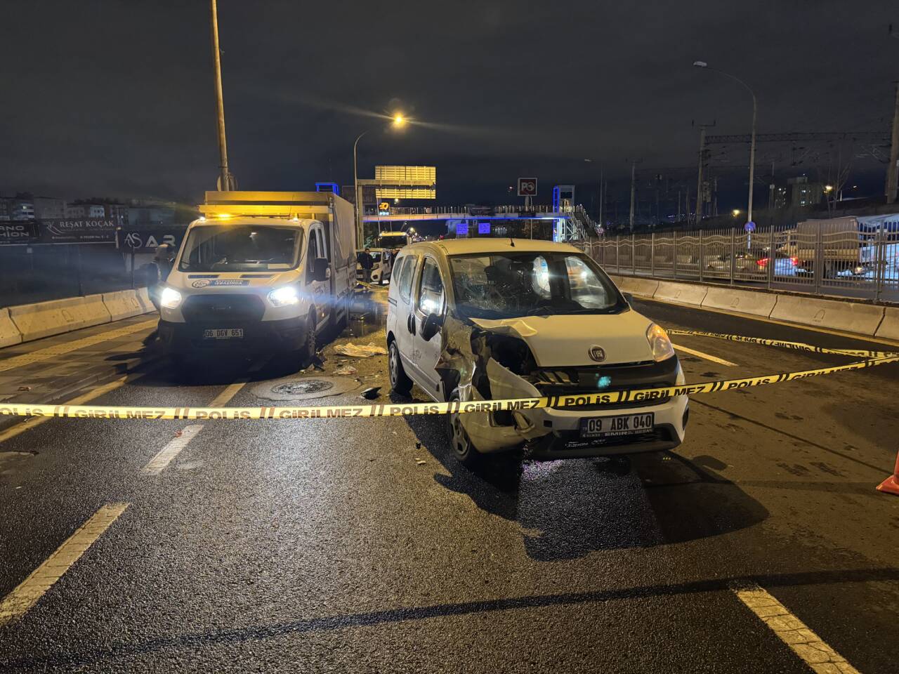 Ankara'nın Çankaya ilçesinde hafif ticari araçla çarpışan motosikletin sürücüsü ağır