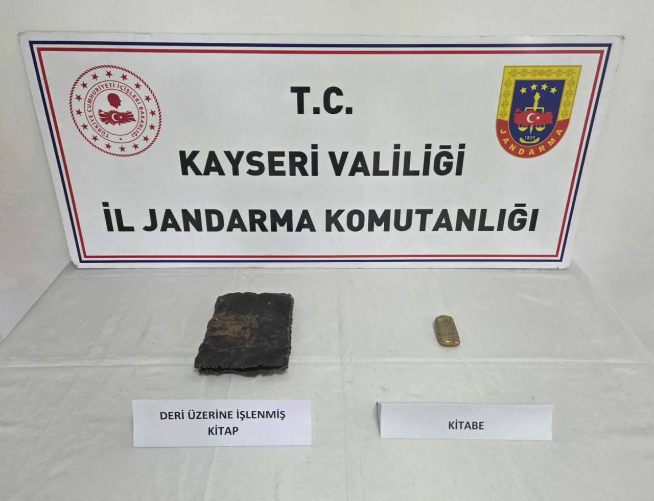 Kayseri'de düzenlenen tarihi eser kaçakçılığı operasyonunda 2 zanlı gözaltına alındı.