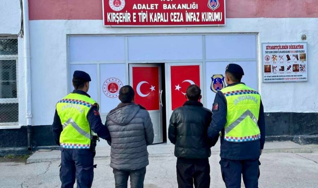 Kırşehir'de düzenlenen operasyonda silah ve uyuşturucu ele geçirildi, gözaltına alınan