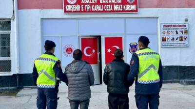 Kırşehir'de düzenlenen operasyonda silah ve uyuşturucu ele geçirildi, gözaltına alınan