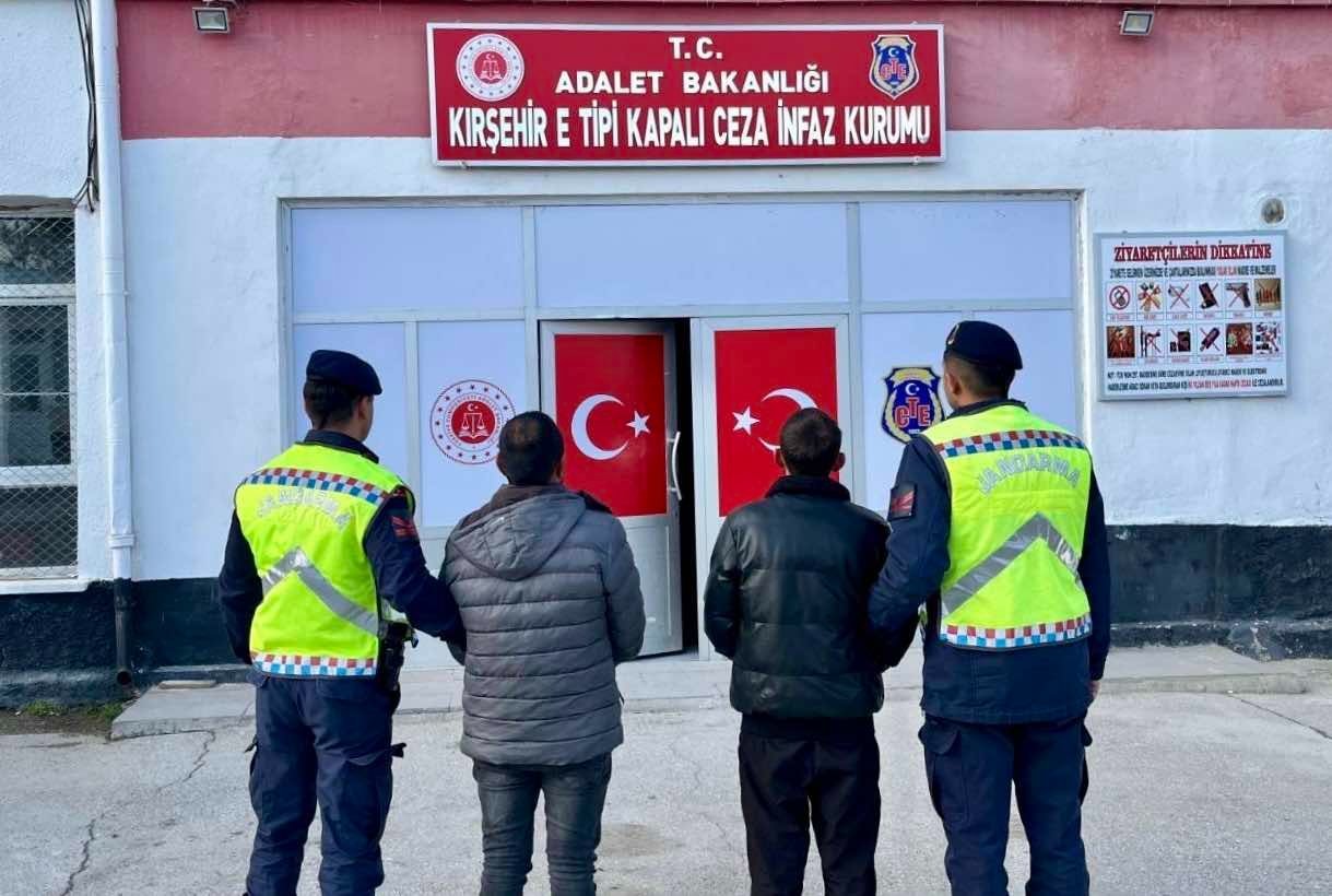 Kırşehir'de düzenlenen operasyonda silah ve uyuşturucu ele geçirildi, gözaltına alınan