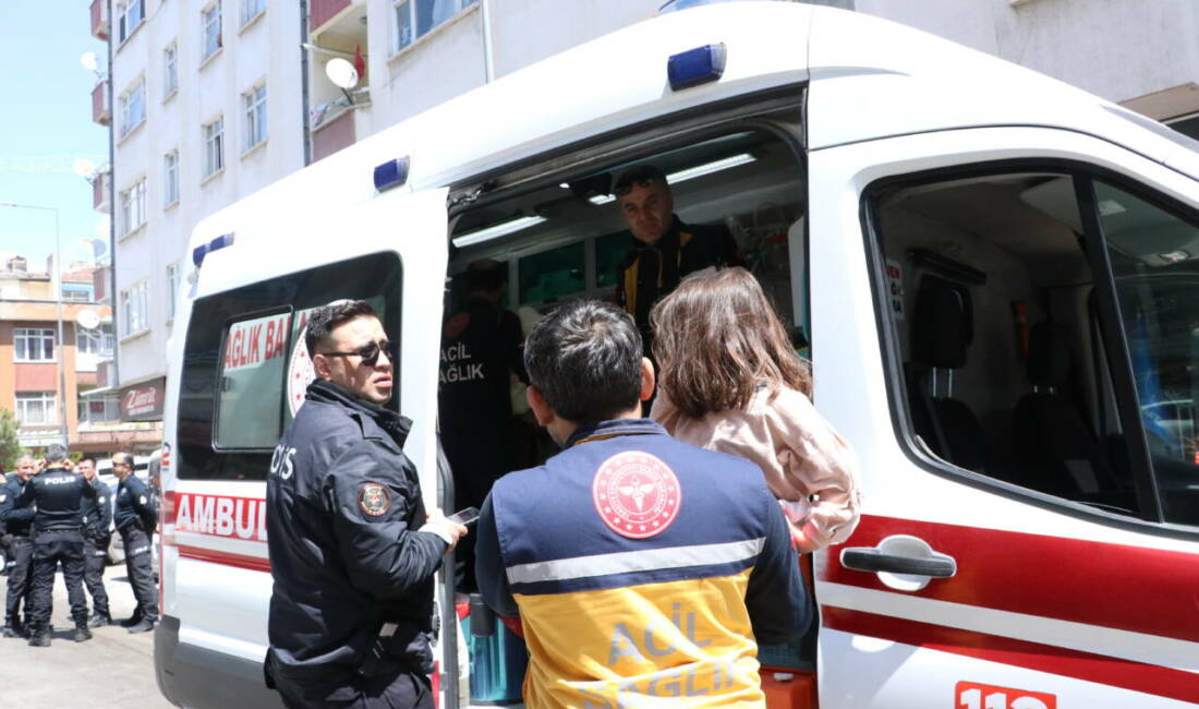 Kayseri'nin merkez Kocasinan ilçesinde bir apartmanda çıkan yangında dumandan etkilenen