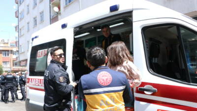 Kayseri'nin merkez Kocasinan ilçesinde bir apartmanda çıkan yangında dumandan etkilenen
