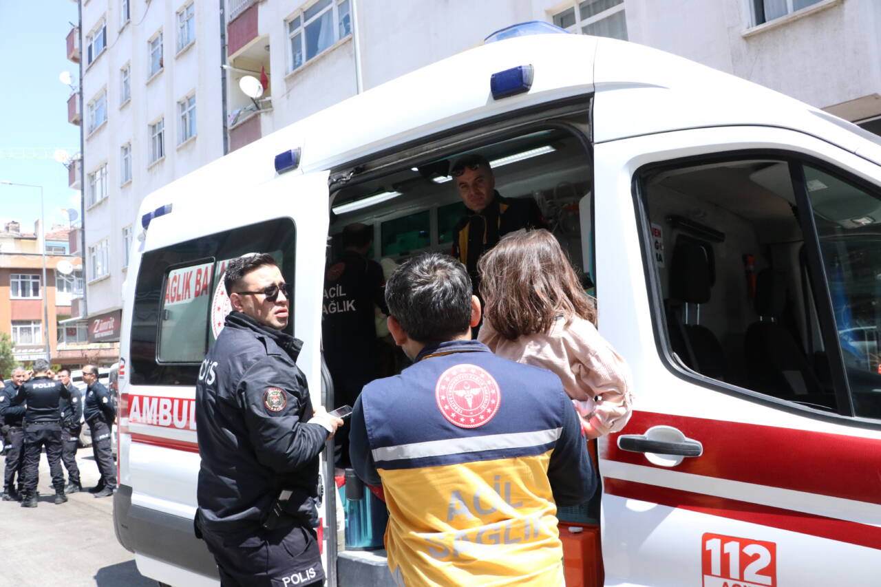 Kayseri'nin merkez Kocasinan ilçesinde bir apartmanda çıkan yangında dumandan etkilenen