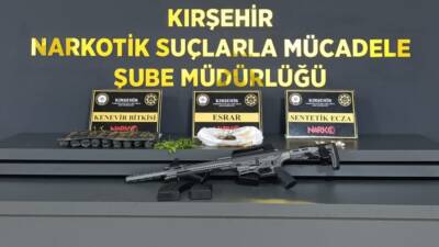 Kırşehir'de polisin düzenlediği operasyonda silah ve uyuşturucuyla yakalanan şüpheli tutuklandı.