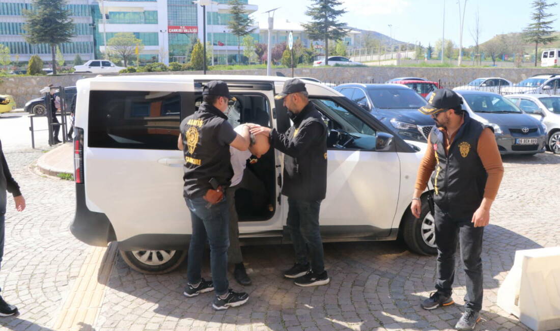 Çankırı'nın Yapraklı ilçesinde kardeşini tüfekle öldüren zanlı tutuklandı.
