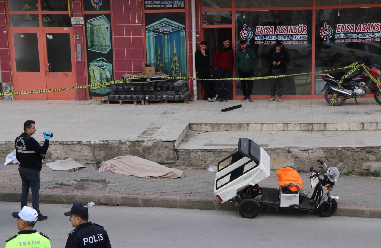 Yozgat'ta 3 tekerlekli elektrikli motosikletin devrilmesi sonucu sürücü hayatını kaybetti.