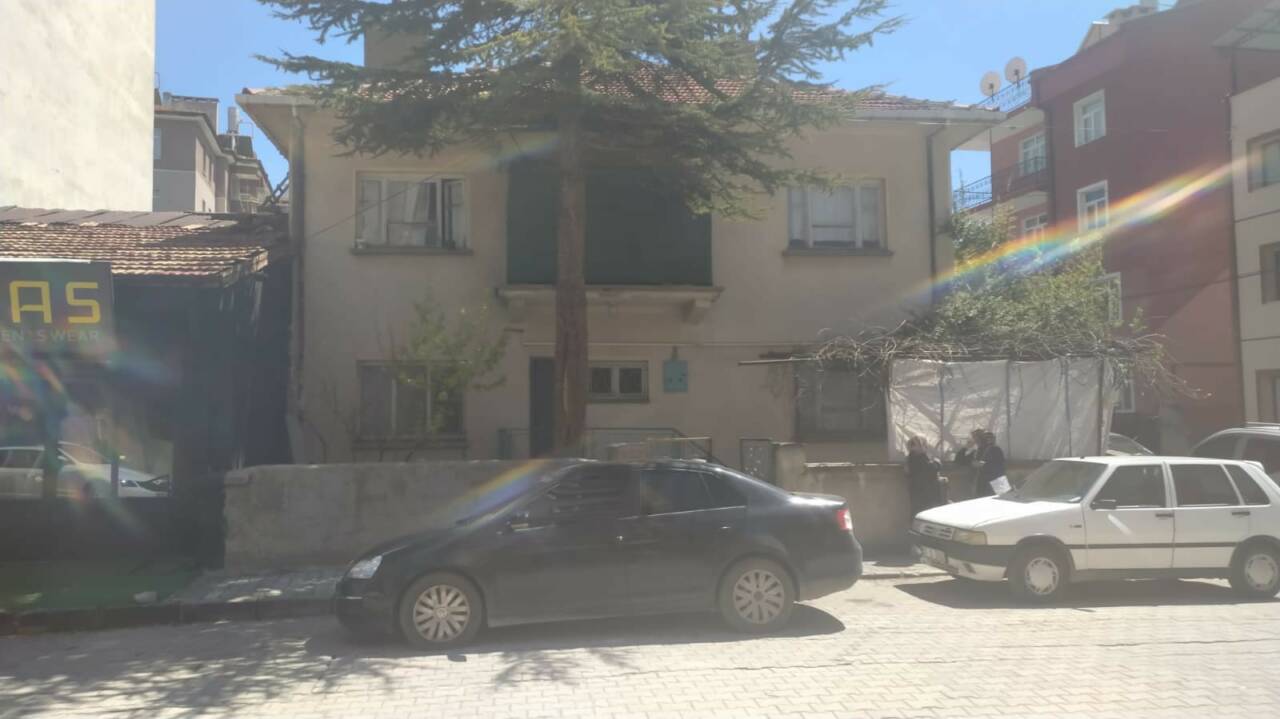 Beyşehir'de, iki katlı müstakil evin penceresinden düşen 3 yaşındaki çocuk