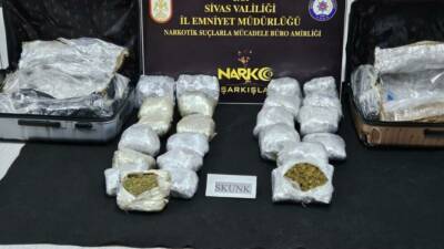 Sivas'ın Şarkışla ilçesinde, polis ekiplerince düzenlenen uyuşturucu operasyonunda gözaltına alınan