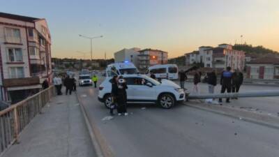 Kırıkkale'de otomobilin aydınlatma direğine çarpması sonucu 4 kişi yaralandı.