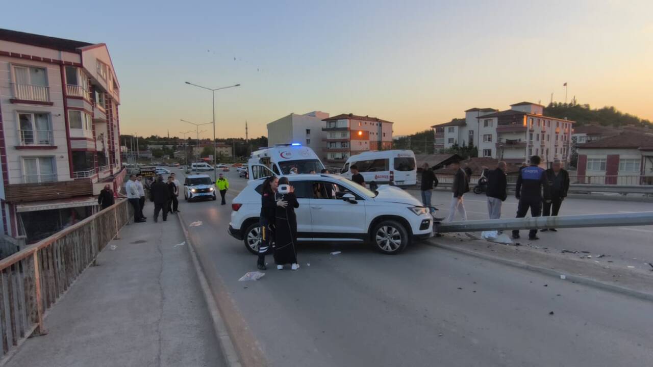 Kırıkkale'de otomobilin aydınlatma direğine çarpması sonucu 4 kişi yaralandı.