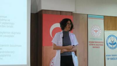 Aksaray Üniversitesi Tıp Fakültesi tarafından düzenlenen panelde, yaşlanan toplumda akut