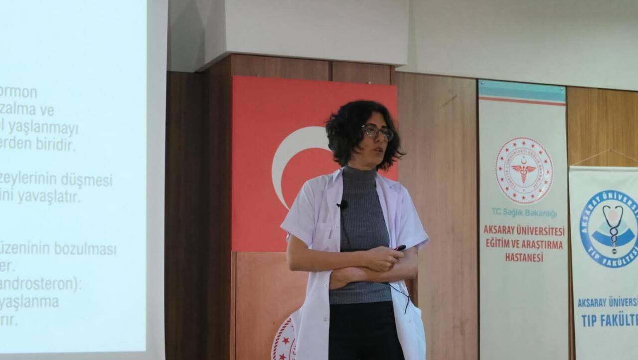 Aksaray Üniversitesi Tıp Fakültesi tarafından düzenlenen panelde, yaşlanan toplumda akut