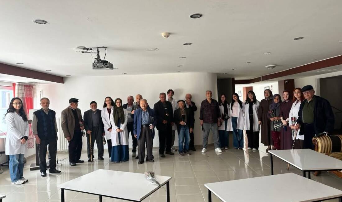 Aksaray Üniversitesi öğrencileri, huzurevi sakinlerini ziyaret ederek hem sağlık konusunda