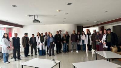 Aksaray Üniversitesi öğrencileri, huzurevi sakinlerini ziyaret ederek hem sağlık konusunda