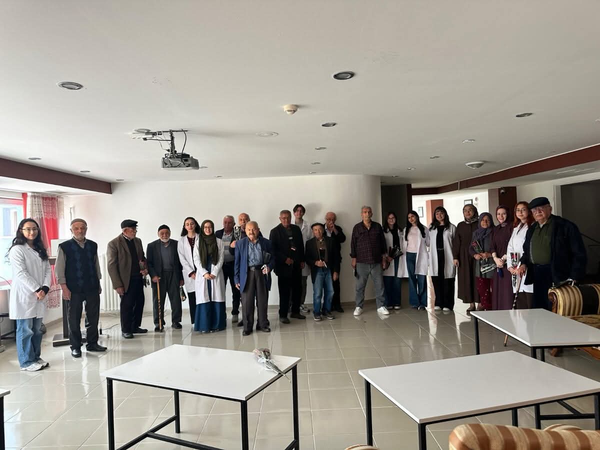 Aksaray Üniversitesi öğrencileri, huzurevi sakinlerini ziyaret ederek hem sağlık konusunda