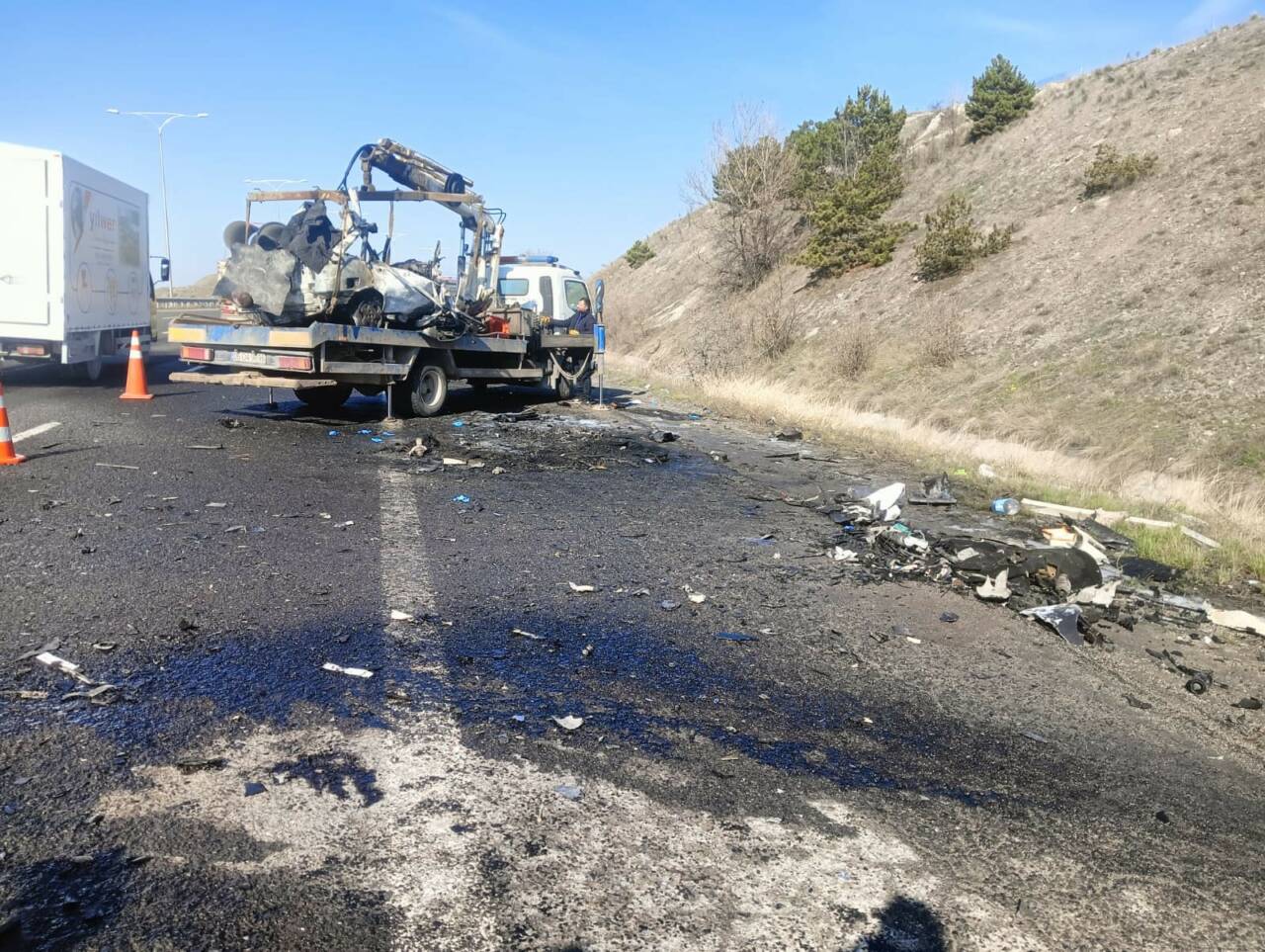 Ankara'da Kuzey Çevre Yolu'nda ters yöne giren aracın karşıdan gelen