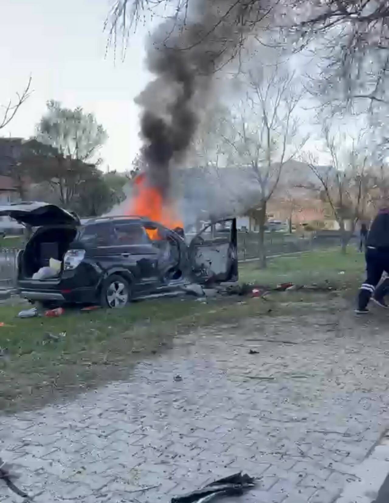 Tokat'ın Turhal ilçesinde ağaca çarpan cipin alev aldığı kazada 1
