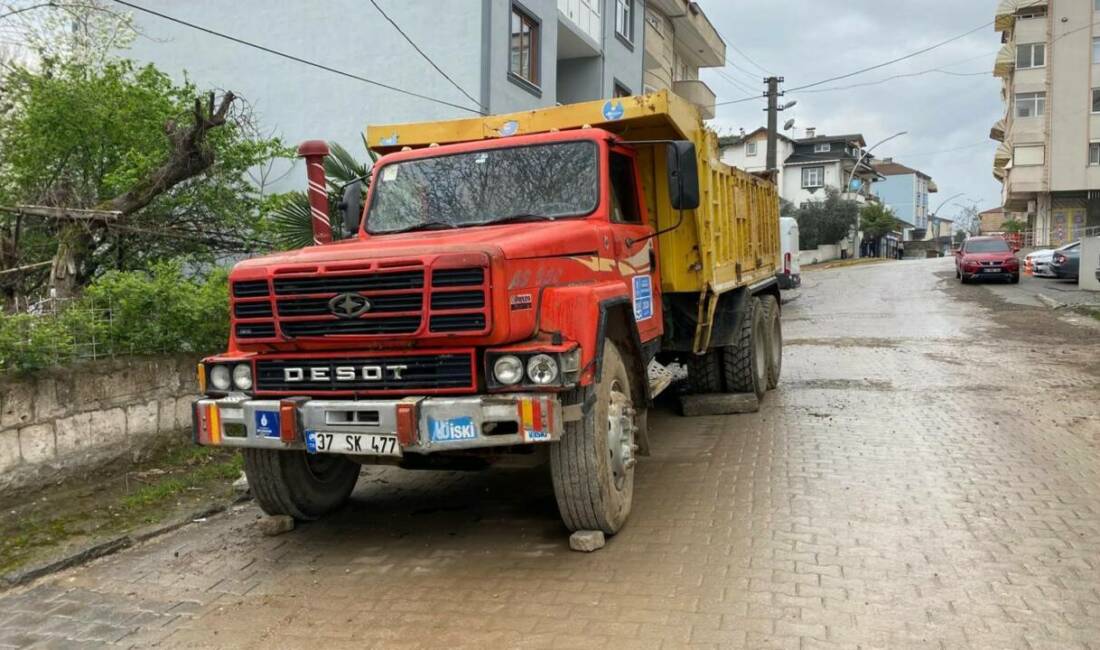 Kocaeli'de freni boşaldığı iddia edilen hafriyat kamyonu, 200 metre boyunca